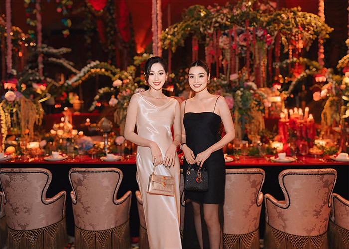 Người đẹp 33 tuổi lại mặc chiếc váy lụa bóng nên càng nhìn rõ vòng hai của cô khác thường. (Ảnh: FB Đặng Thu Thảo)