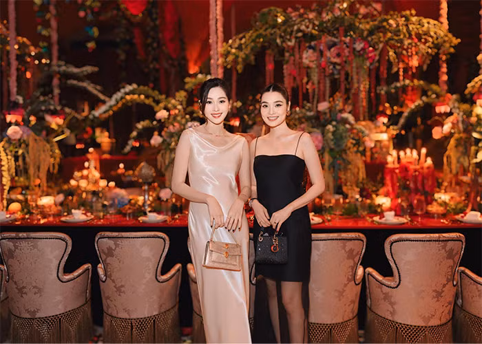 Người đẹp 33 tuổi lại mặc chiếc váy lụa bóng nên càng nhìn rõ vòng hai của cô khác thường. (Ảnh: FB Đặng Thu Thảo)