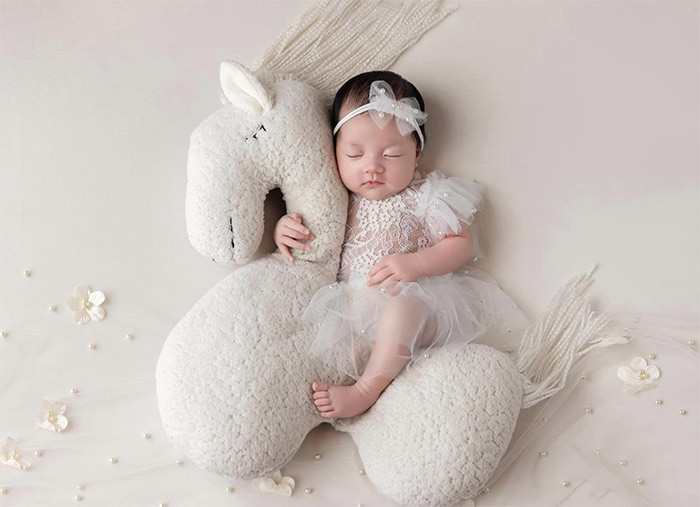 Cô viết: "Cảm ơn em đã đến với gia đình, từ ngày có thêm em cả nhà ngập tràn niềm vui, trộm vía nặn thế nào mà em có nét vừa giống chị và cũng vừa giống anh. Yêu em bé nhỏ xíu của cả nhà thật nhiều". (Ảnh: FB Đặng Thu Thảo)