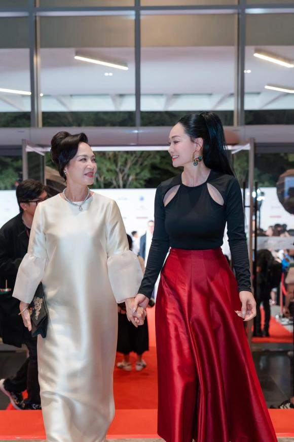 Quách Thu Phương sánh bước bên đàn chị - NSND Lê Khanh trên thảm đỏ Liên hoan phim.