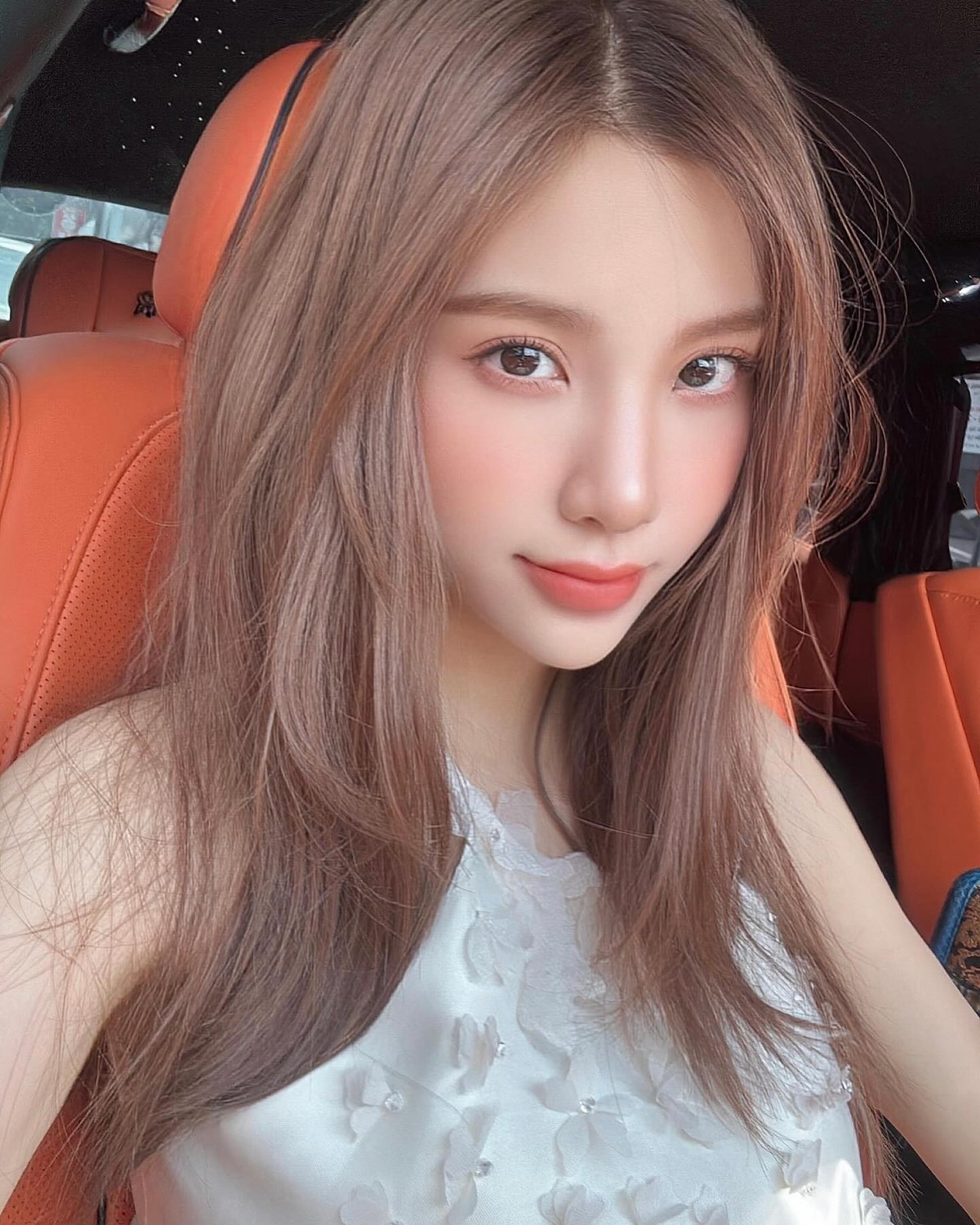 Cuối năm 2022, Hạnh Sino bất ngờ thông báo tổ chức đám cưới cùng ông xã doanh nhân tại Hà Nội. Ảnh: FB Hạnh Sino