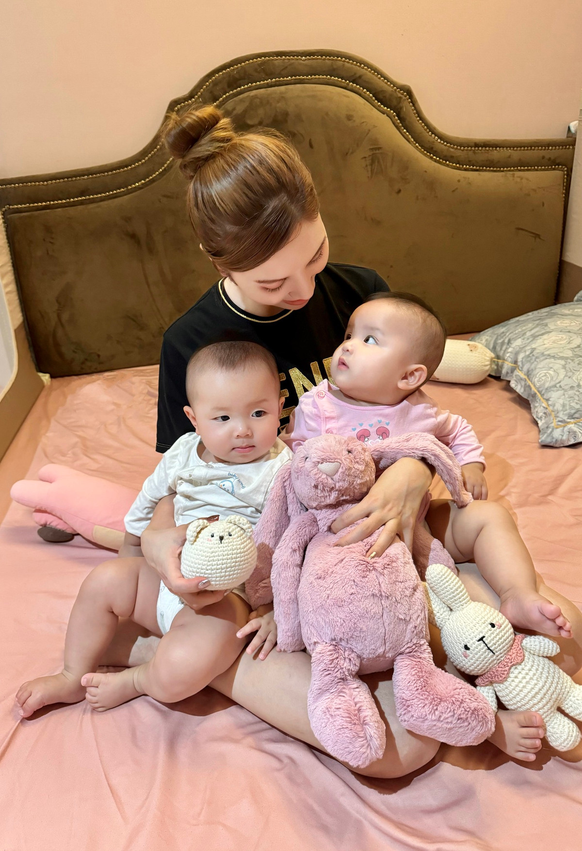 Dù đã làm mẹ hai con nhưng Hạnh Sino vẫn đẹp quyến rũ. Ảnh: FB Hạnh Sino