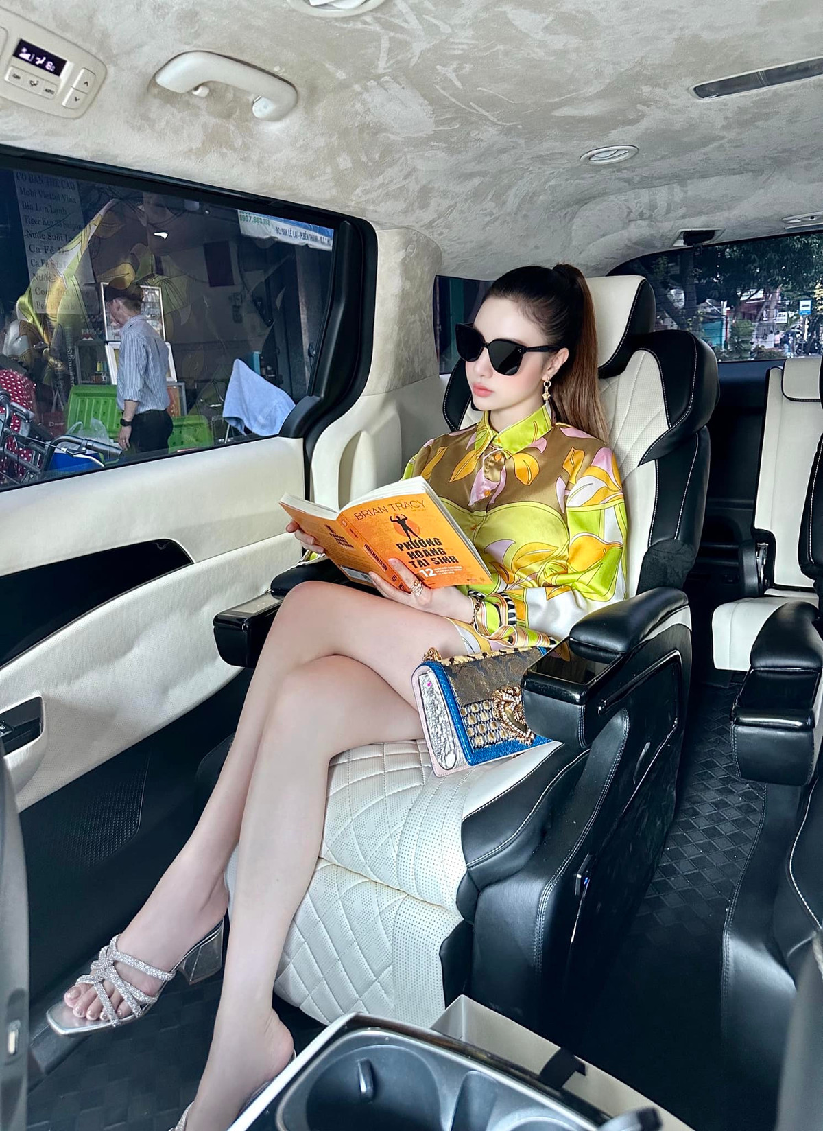 Sau nhiều năm khởi nghiệp, Hạnh Sino sở hữu siêu xe Lamborghini trị giá 18 tỷ đồng, dùng Vertu có giá 1 tỷ đồng và nhiều tài sản khác. Ảnh: FB Hạnh Sino