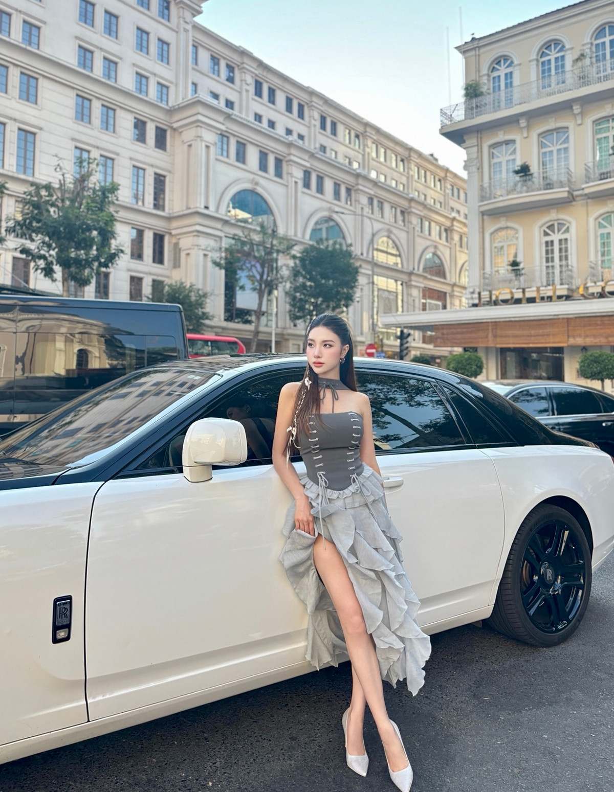 Hiện tại, cô cùng chồng đang sống trong một căn biệt thự rộng lớn, thiết kế đậm chất thượng lưu. Ảnh: FB Hạnh Sino