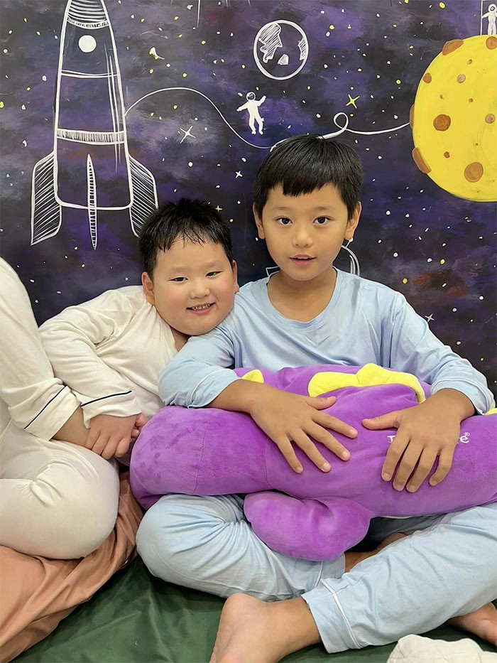 Hayden và anh trai Gia Huy. (Ảnh: FB Trà My Idol)