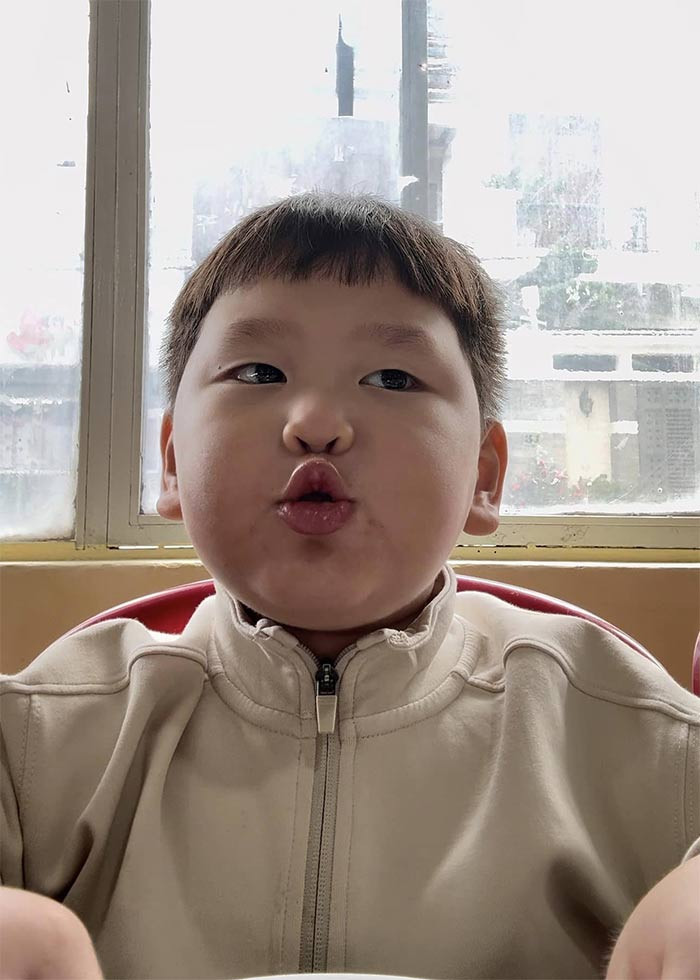 Ngay từ lúc nhỏ, so với các bạn cùng tuổi, Hayden luôn có cân nặng vượt trội. Lên 5 tuổi cậu bé cao trông thấy nhưng vẫn giữ được nét bụ bẫm đáng yêu. (Ảnh: FB Trà My Idol)