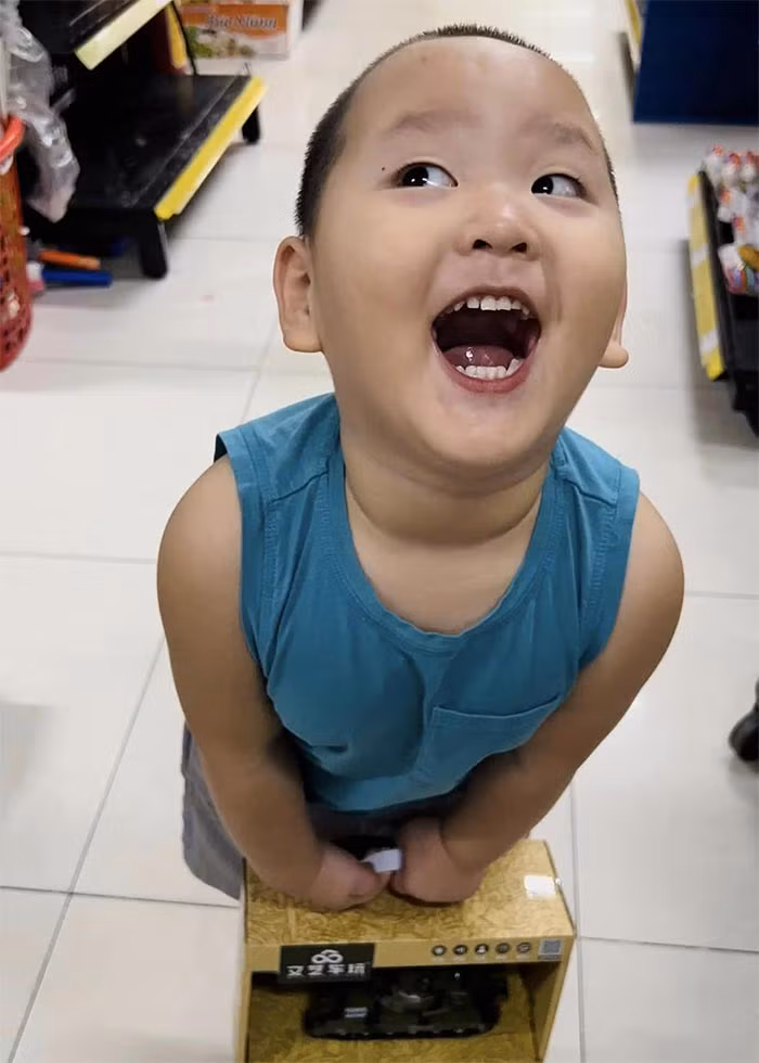 Nét đáng yêu, hóm hỉnh của Hayden hiển hiện qua từng ánh mắt, cử chỉ. (Ảnh: FB Trà My Idol)