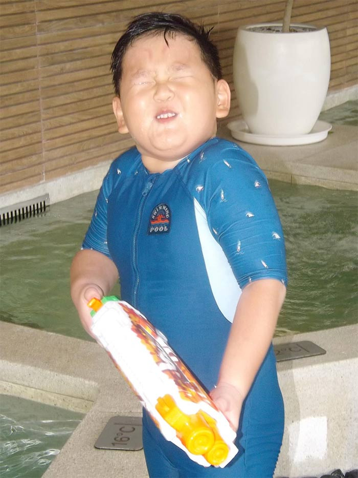 Cậu bé gây sốt mạng xã hội bởi khuôn mặt nhìn thôi đã thấy hài hước, lém lỉnh. (Ảnh: FB Trà My Idol)