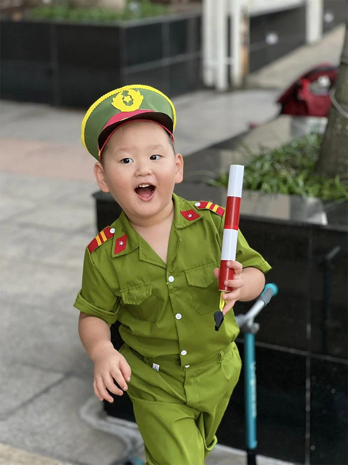 Hayden sở hữu vẻ ngoài mũm mĩm, đôi mắt một mí, giống hệt bố. (Ảnh: FB Trà My Idol)