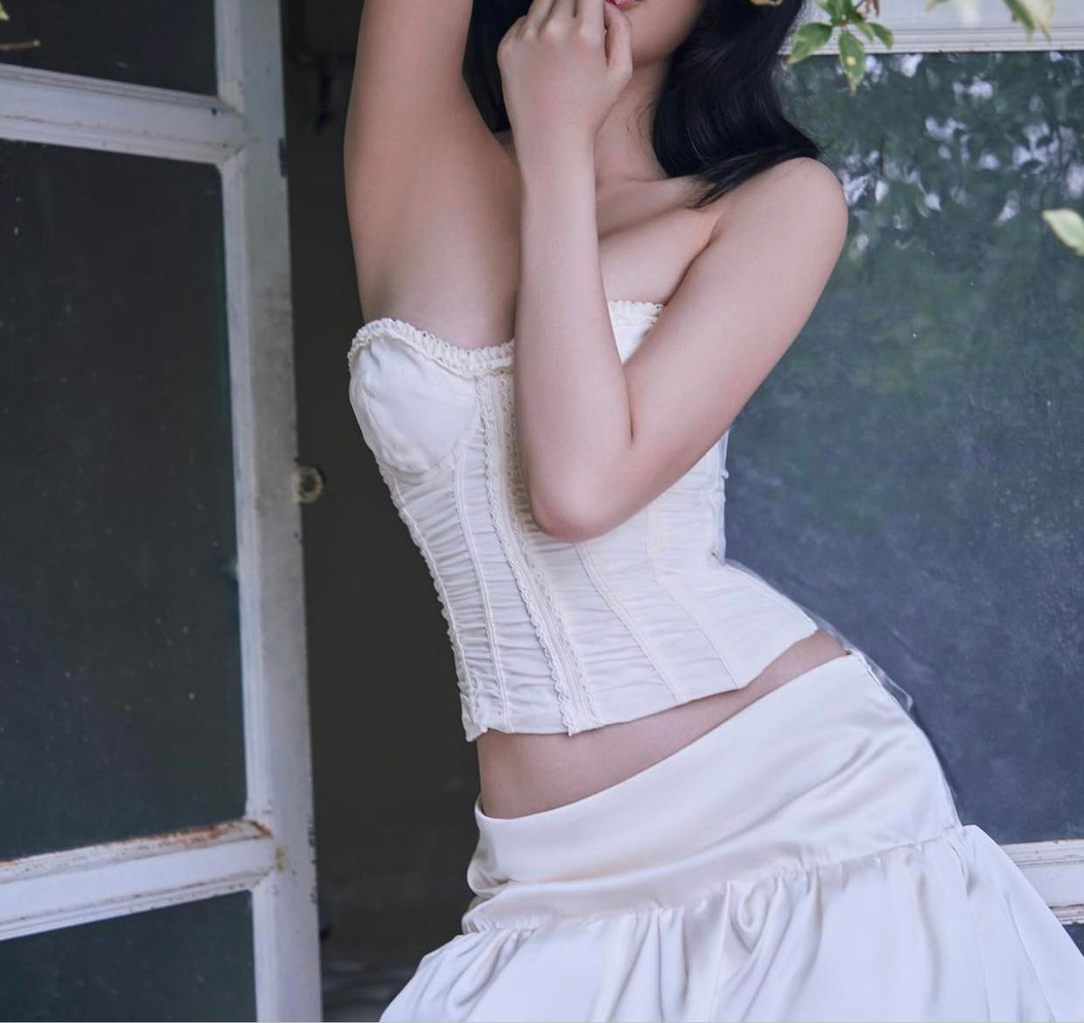 Chỉ sau vài giờ đăng tải, bài đăng của cô nàng đã nhận về hàng nghìn lượt tương tác, bình luận. Nhiều người hâm mộ đã dành lời khen ngợi cho nhan sắc và vóc dáng của người đẹp Ngọc Trinh.