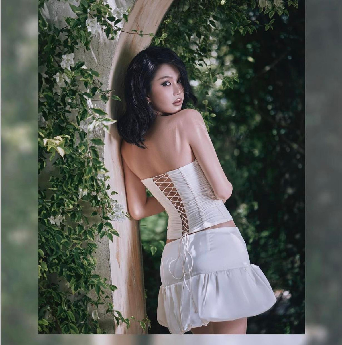 Những đường cong S-line quyến rũ của "nữ hoàng nội y" Ngọc Trinh được phô diễn một cách hoàn hảo, khiến không ít người phải xuýt xoa khen ngợi.