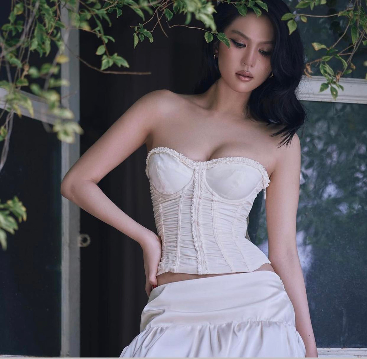 Bên cạnh nhan sắc "đỉnh cao", Ngọc Trinh còn ghi điểm bởi thần thái tự tin, cuốn hút.