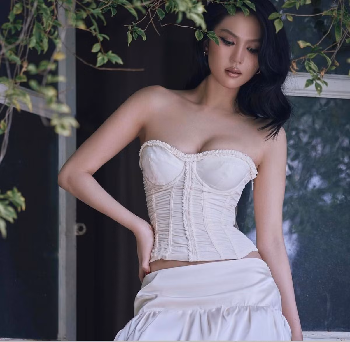 Bên cạnh nhan sắc "đỉnh cao", Ngọc Trinh còn ghi điểm bởi thần thái tự tin, cuốn hút.