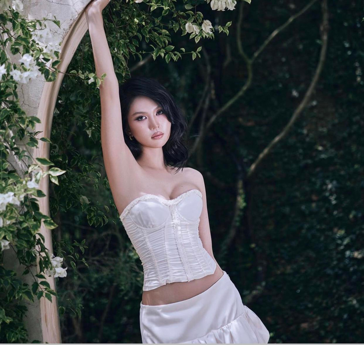 Trong bộ ảnh này, "nữ hoàng nội y" diện trang phục bó sát, tôn lên tối đa vòng 1 căng đầy và vòng eo thon gọn.