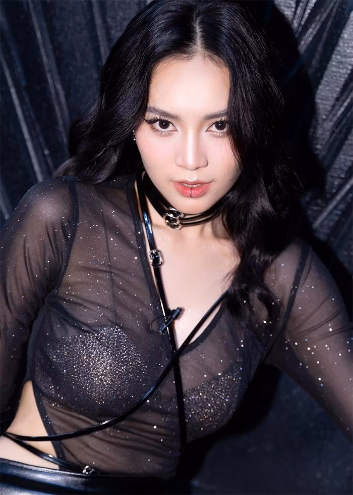 Đặc biệt, Lan Ngọc là còn được mệnh danh là "quý cô trăm tỷ" với hai tác phẩm đạt doanh thu trên 100 tỷ đồng mà cô góp mặt là: "Cua lại vợ bầu", "Gái già lắm chiêu 3". (Ảnh: FBNV)