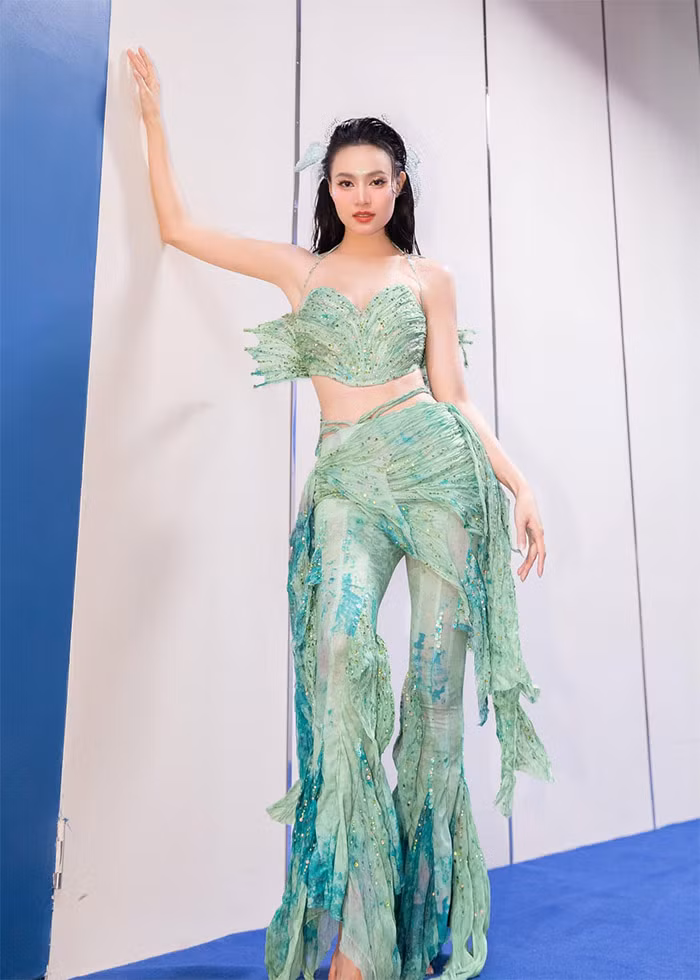 Mới đây, nữ diễn viên khiến người hâm mộ bất ngờ khi tiết lộ về kế hoạch đi du học. "Em đi Úc. Gia đình em cũng đã xong rồi. Em lo được cho mọi người. Em cảm thấy em làm tròn trách nhiệm của mình rồi, giờ em sẽ lo cho mình", Lan Ngọc chia sẻ trong chương trình Chị đẹp đạp gió rẽ sóng. (Ảnh: FBNV)