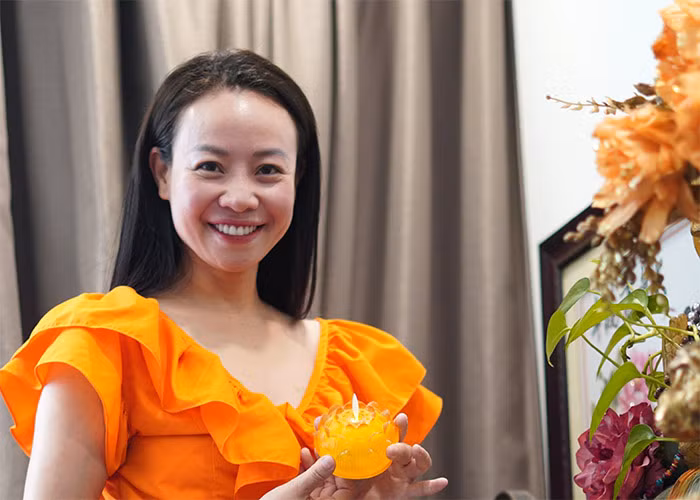 Khi con trai đã lớn và kinh tế dần ổn định, Vân Anh quay trở lại với nghệ thuật qua các vai diễn trong series phim như "Làng ế vợ", "Gia đình kinh khủng khiếp" của đạo diễn Bình Trọng và mới đây nhất là vai mẹ của Pu trong phim "Đi giữa trởi rực rỡ". (Ảnh: Dân trí)