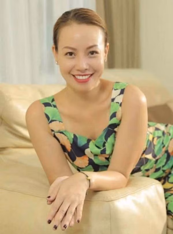 Năm 2006, sau khi ly hôn, Vân Anh một mình nuôi con trai, lúc đó cô chỉ có chiếc xe máy là tài sản lớn nhất. Nữ diễn viên đã phải làm đủ nghề từ bưng bê, phục vụ trong khu bể bơi, bán hàng đồ chơi, lồng tiếng... để có tiền nuôi con. (Ảnh: Saostar.vn)