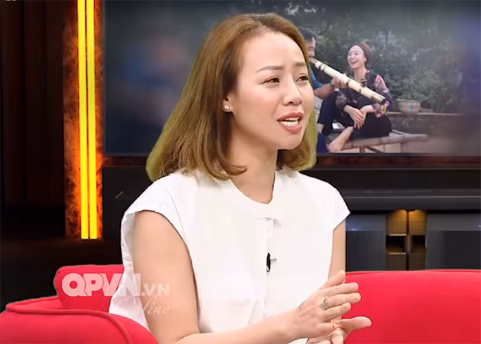 Khác với những vai diễn ghê gớm trên phim trước kia, ngoài đời Vân Anh là một người phụ nữ nhẹ nhàng, thân thiện. Dù trải qua những năm tháng khó khăn nhưng cô vẫn rất xinh đẹp và nhan sắc ngày càng mặn mà. (Ảnh: QPVN.vn)