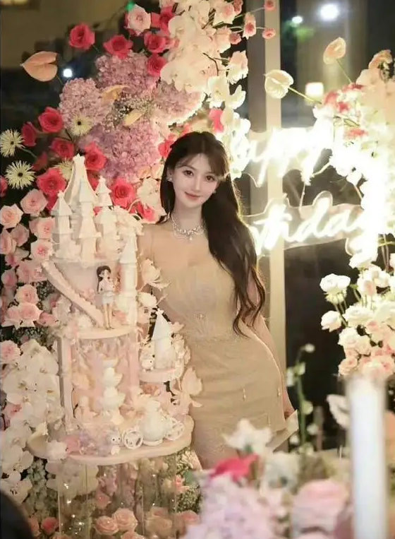 Một số cư dân mạng còn cho rằng cô đang mang thai con của Huỳnh Hiểu Minh. (Ảnh: Weibo)