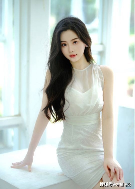 Diệp Kha từng là hoa khôi của trường Đại học Thâm Quyến. Ngoài nghề người mẫu, cô còn kinh doanh thời trang. (Ảnh: Sohu)