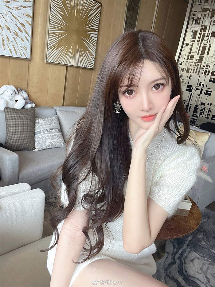 Từ một người mẫu bình thường, sau tin đồn tình cảm với Huỳnh Hiểu Minh, Diệp Kha trở thành nhân vật được nhiều người quan tâm. (Ảnh: Weibo)