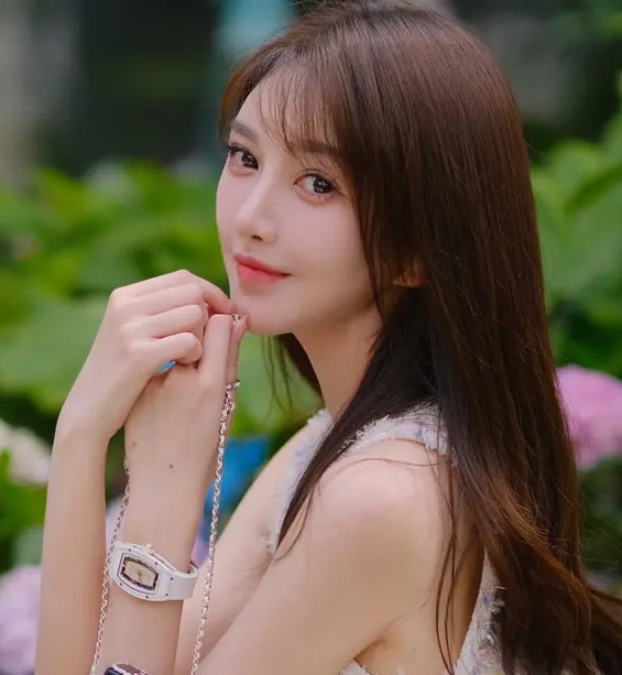 Tin đồn Diệp Kha - Huỳnh Hiểu Minh đã kết hôn dựa trên những bài viết trên weibo của hai người và hình ảnh Diệp Kha khoe nhẫn kim cương nặng khoảng 5 carat, trị giá ít nhất vài triệu NDT. (Ảnh: Weibo)