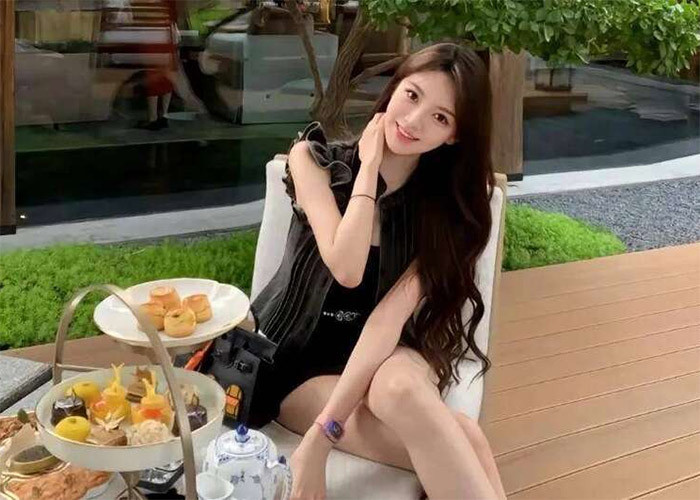 Diệp Kha sở hữu vóc dáng thanh mảnh, làn da trắng mịn và khuôn mặt xinh xắn. (Ảnh: Weibo)