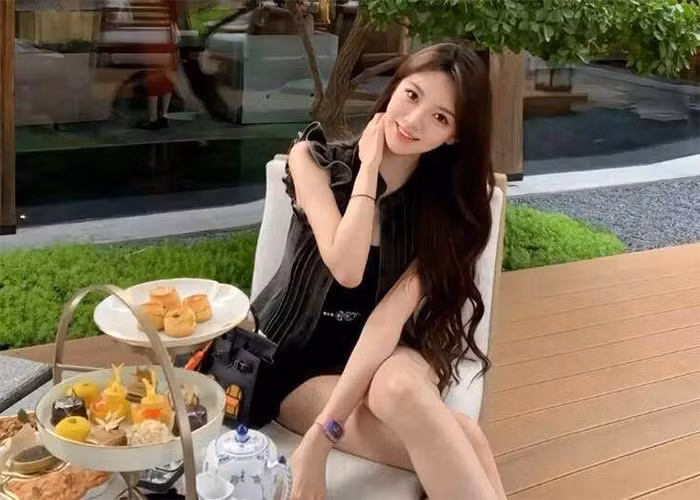 Diệp Kha sở hữu vóc dáng thanh mảnh, làn da trắng mịn và khuôn mặt xinh xắn. (Ảnh: Weibo)