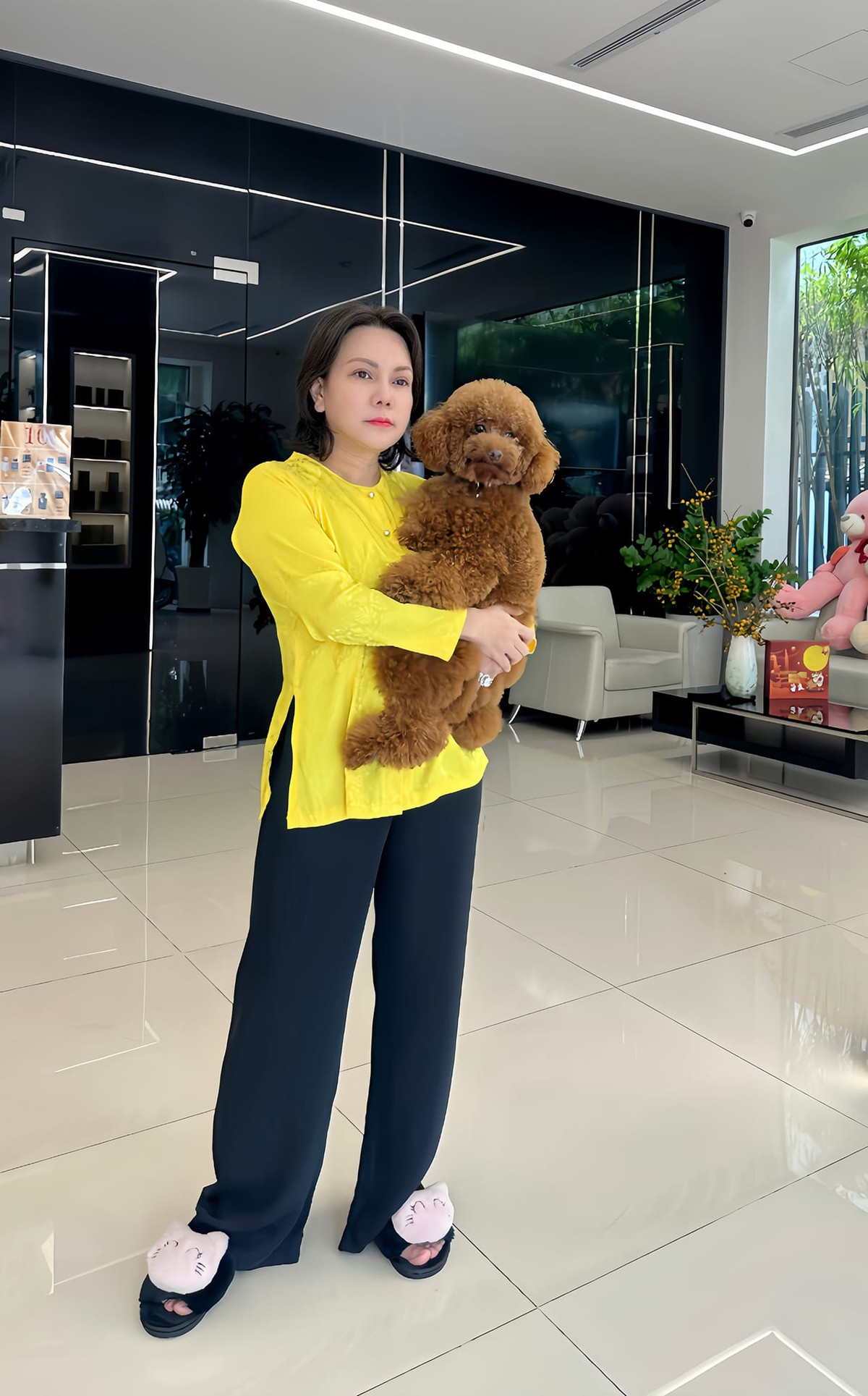 Phía sau Việt Hương luôn có chồng là nhạc sĩ Hoài Phương hỗ trợ, ủng hộ hết lòng.