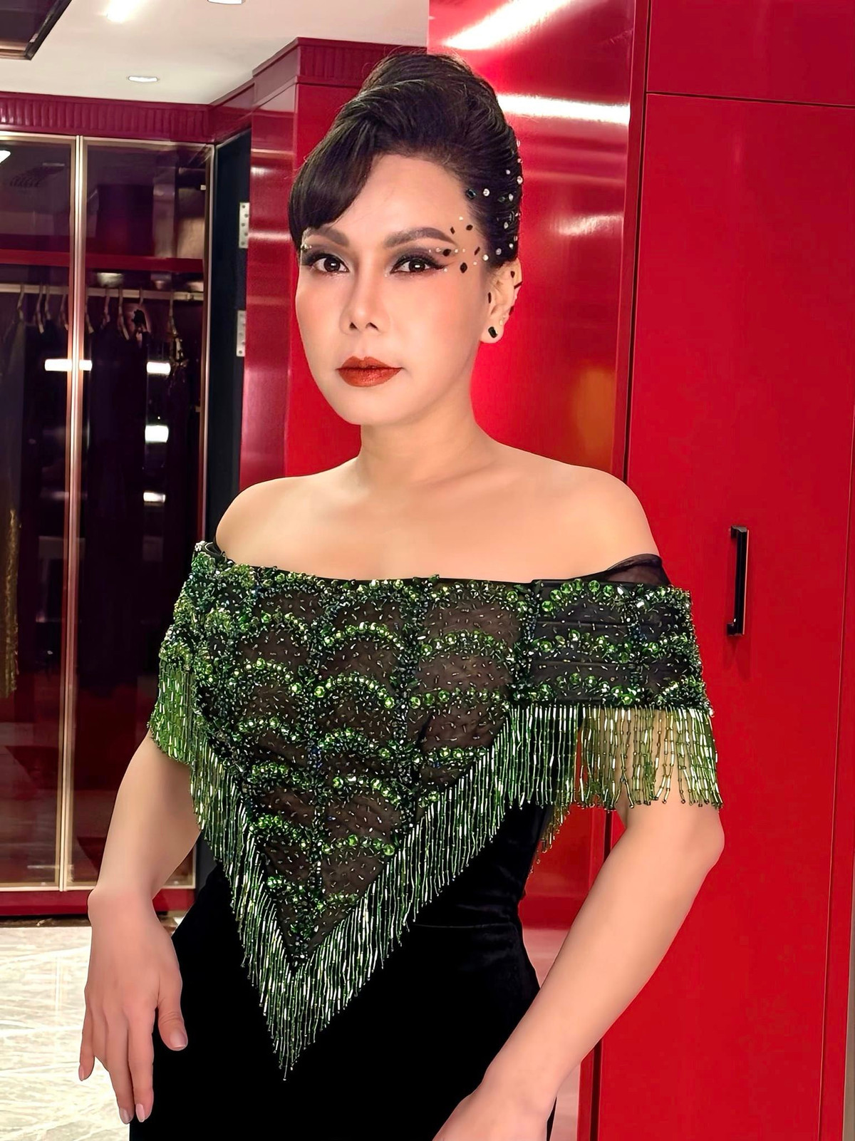 Việt Hương cũng được yêu mến bởi tấm lòng nhân ái và những hoạt động thiện nguyện tích cực.