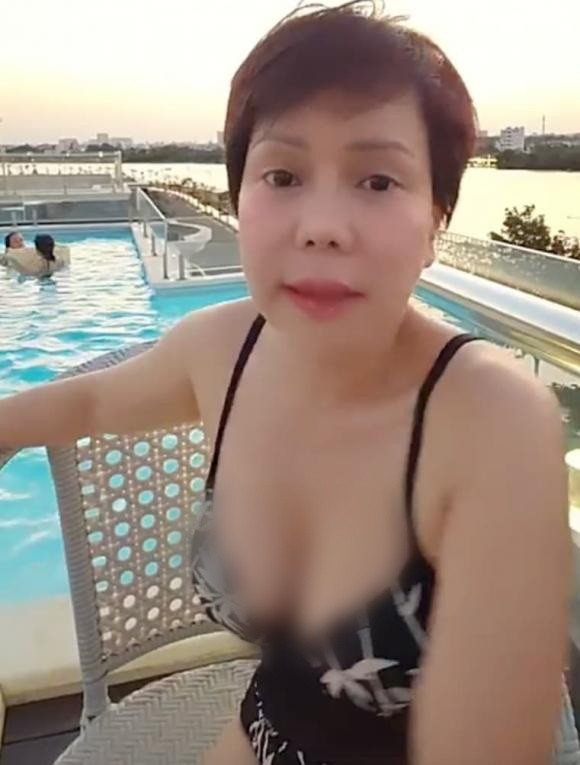 Bên cạnh những lời khen ngợi dành cho sắc vóc của Việt Hương, nhiều người cũng bày tỏ sự thích thú trước sự tự tin và thoải mái của nữ nghệ sĩ khi khoe vẻ đẹp hình thể ở độ tuổi này.