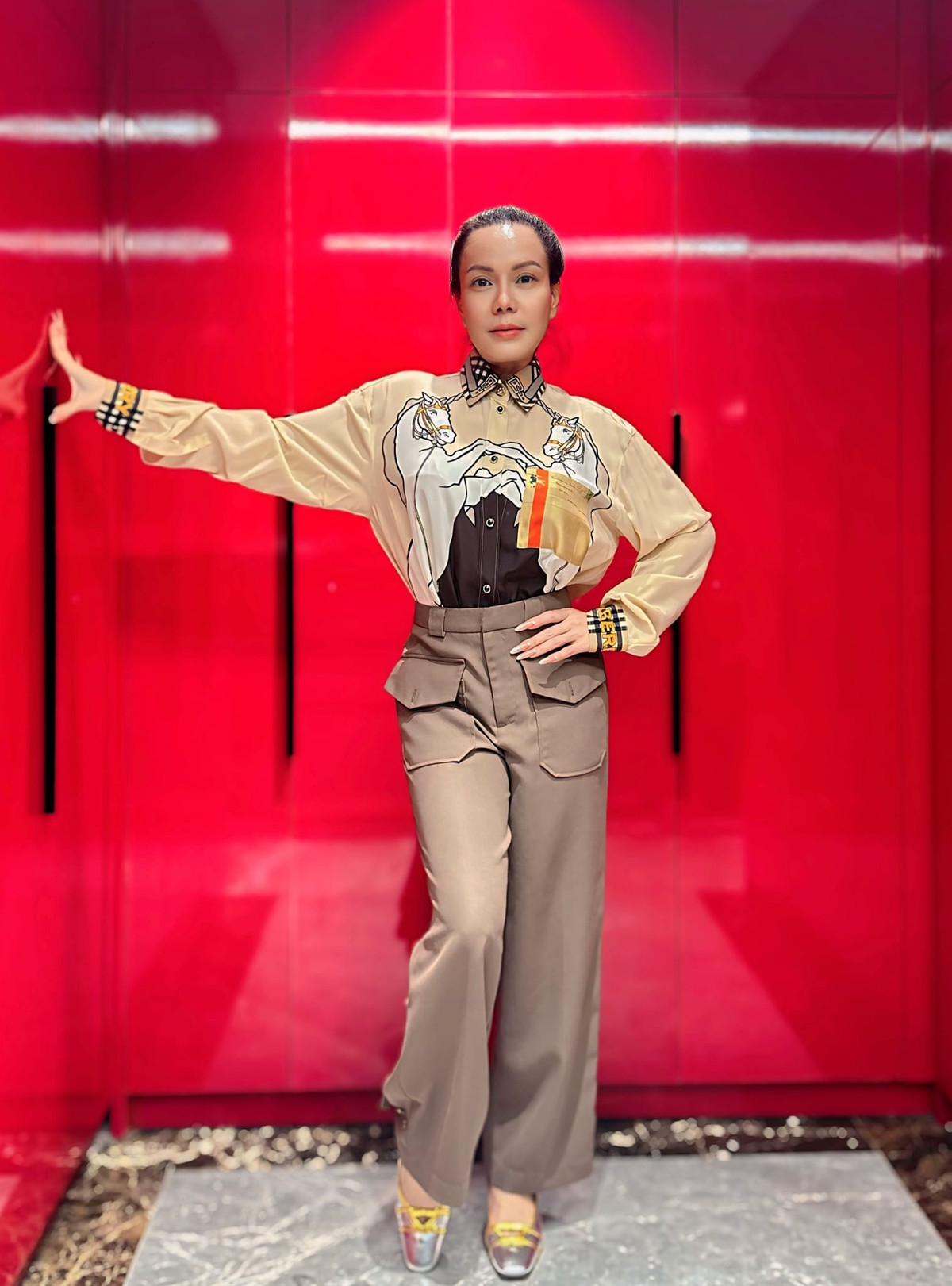 Ở tuổi U50, Việt Hương luôn giữ tinh thần vui tươi, rạng rỡ và sự hài hước duyên dáng mỗi lần xuất hiện.