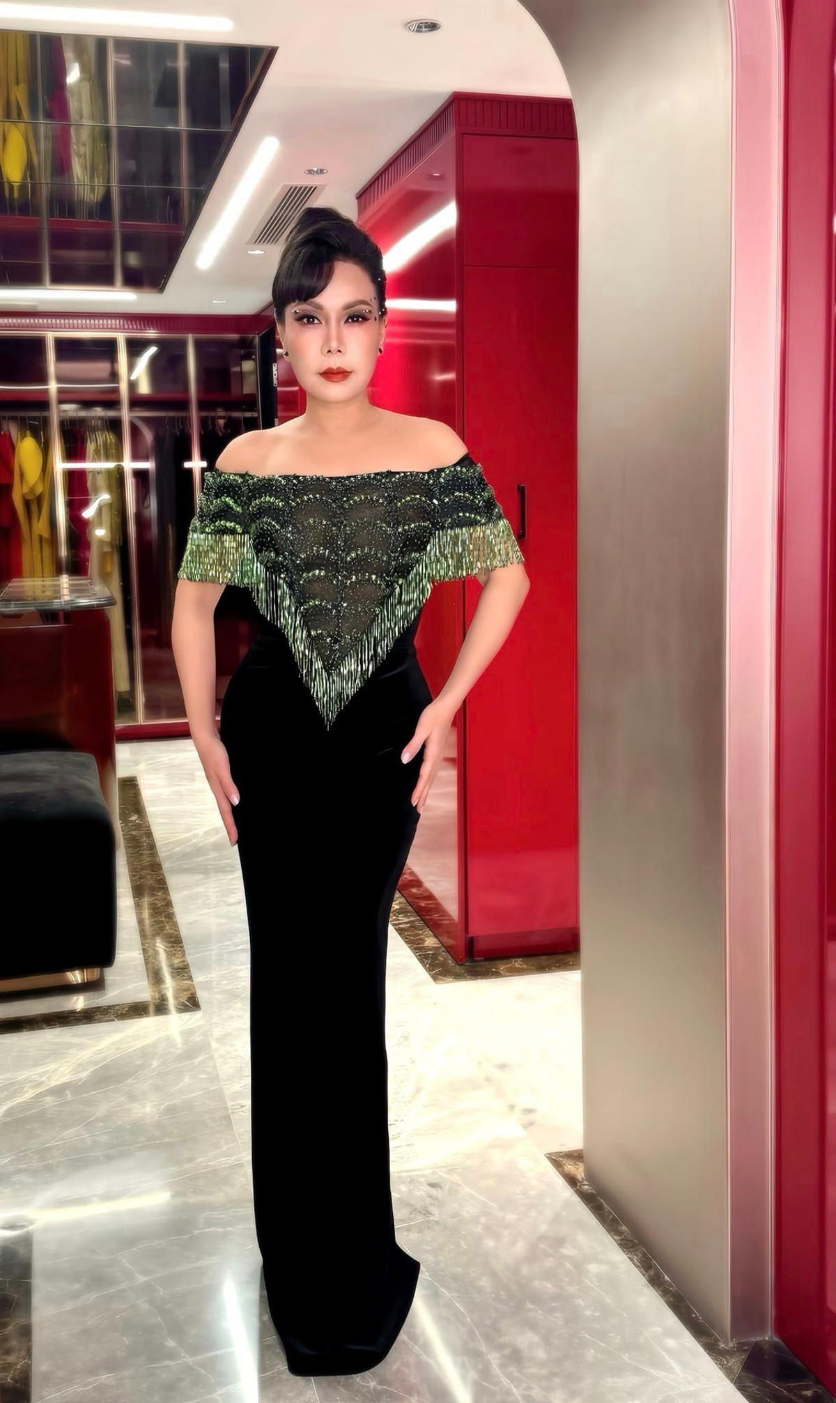 Không chỉ thành công trong lĩnh vực hài kịch, Việt Hương còn ghi dấu ấn với vai trò MC, làm giám khảo các gameshow...