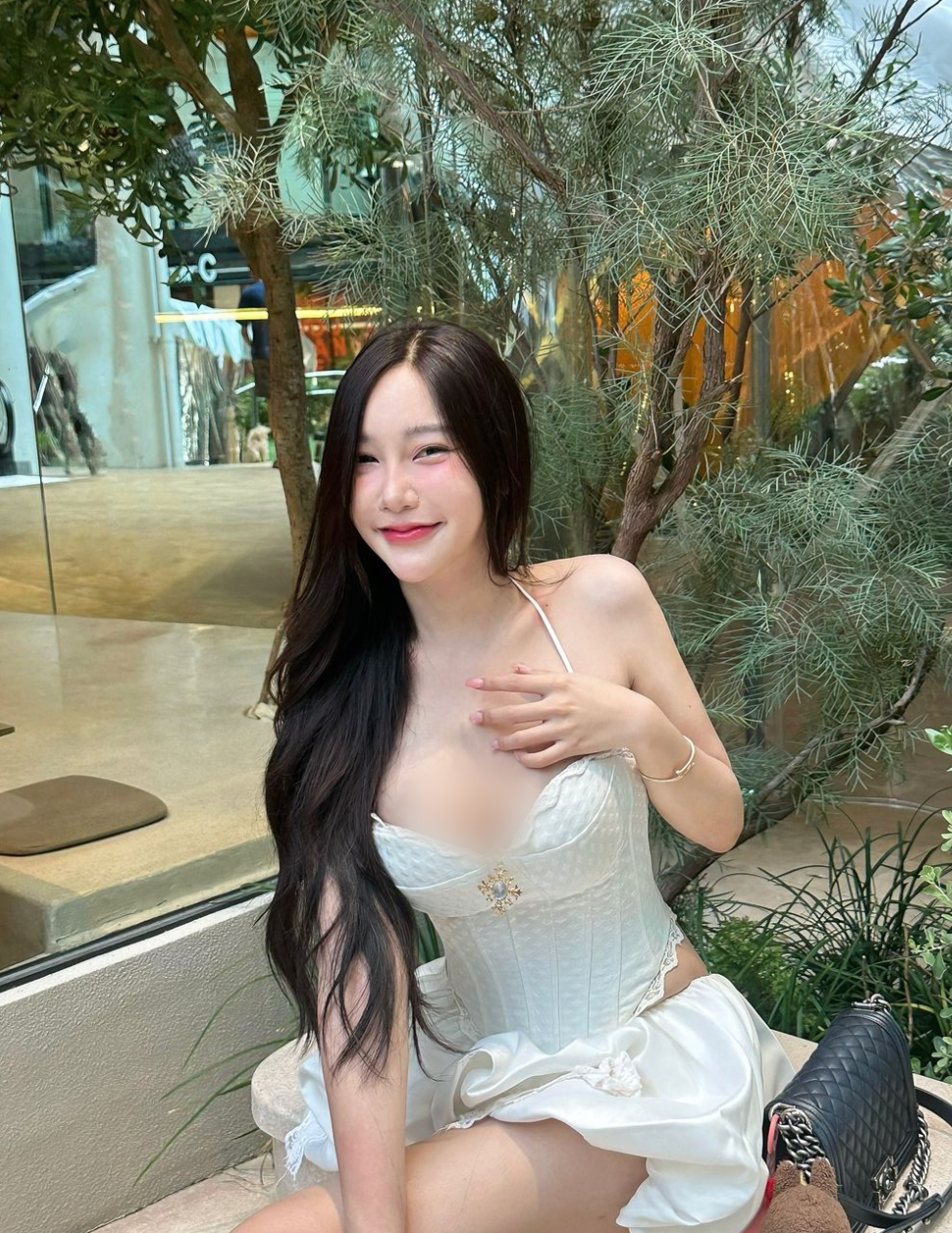 Phong cách thời trang táo bạo của cô nàng đã trở thành một chủ đề bàn tán sôi nổi trên mạng xã hội.