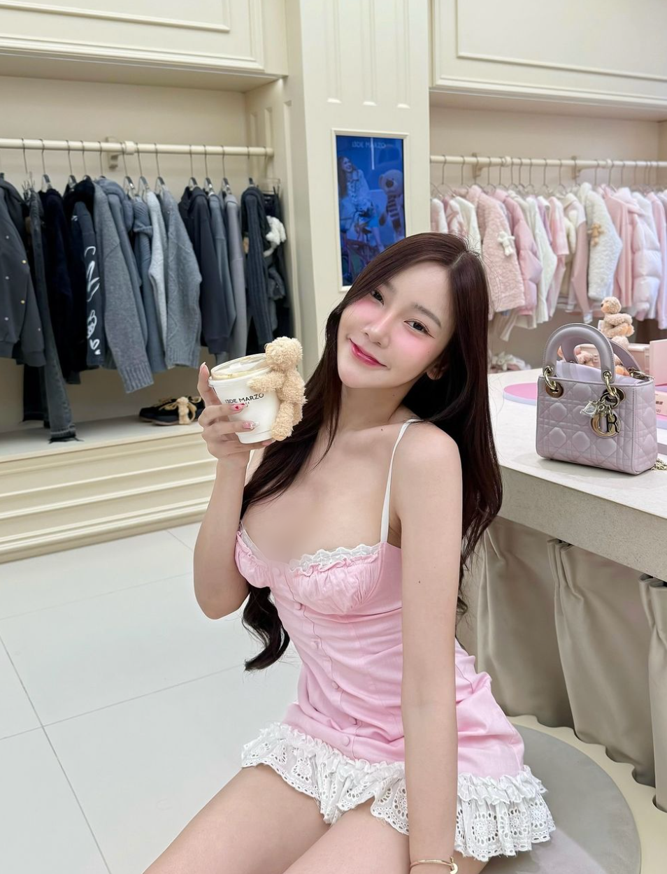 Có người khen ngợi cô nàng sở hữu một thân hình đẹp và tự tin khoe dáng, nhưng cũng có không ít ý kiến trái chiều cho rằng cách ăn mặc của cô quá hở hang, không phù hợp.