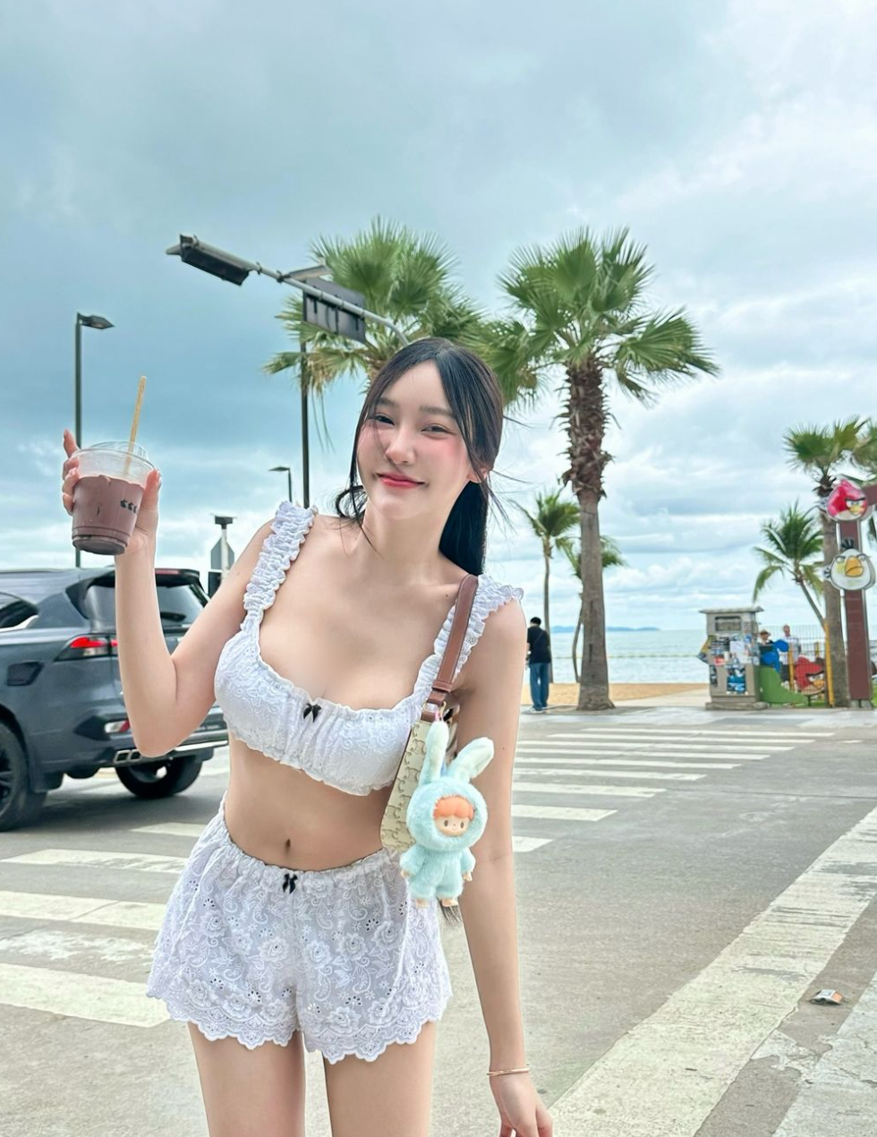 Trên trang cá nhân, hot girl này thường xuyên xuất hiện với những bộ cánh táo bạo, khoe trọn đường cong cơ thể, đặc biệt là những chiếc áo khoét sâu, váy ngắn cũn cỡn.