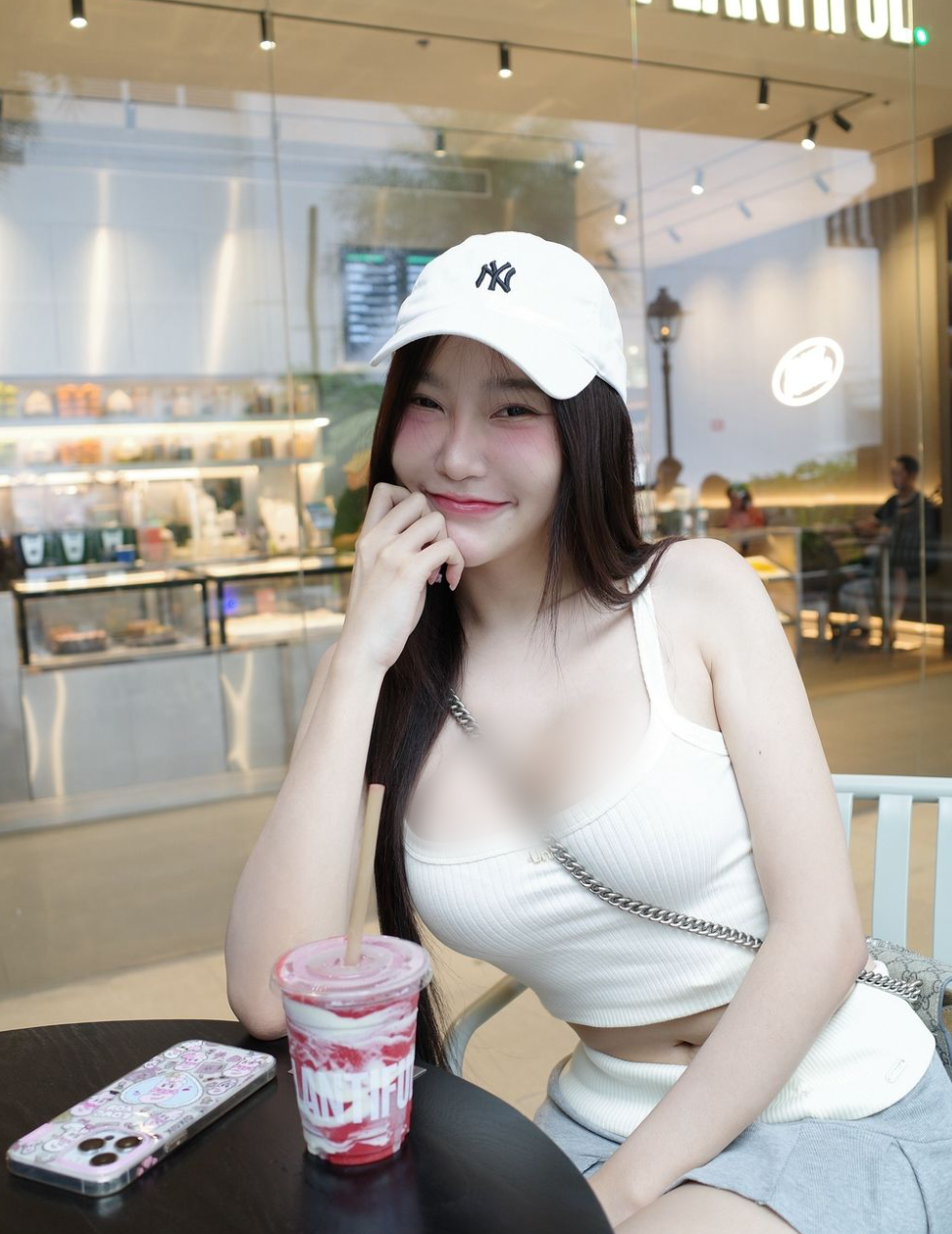 Với vóc dáng chuẩn mẫu, Natpaphat Ounboontan hoàn toàn có thể tự tin diện những bộ cánh cắt xẻ táo bạo.