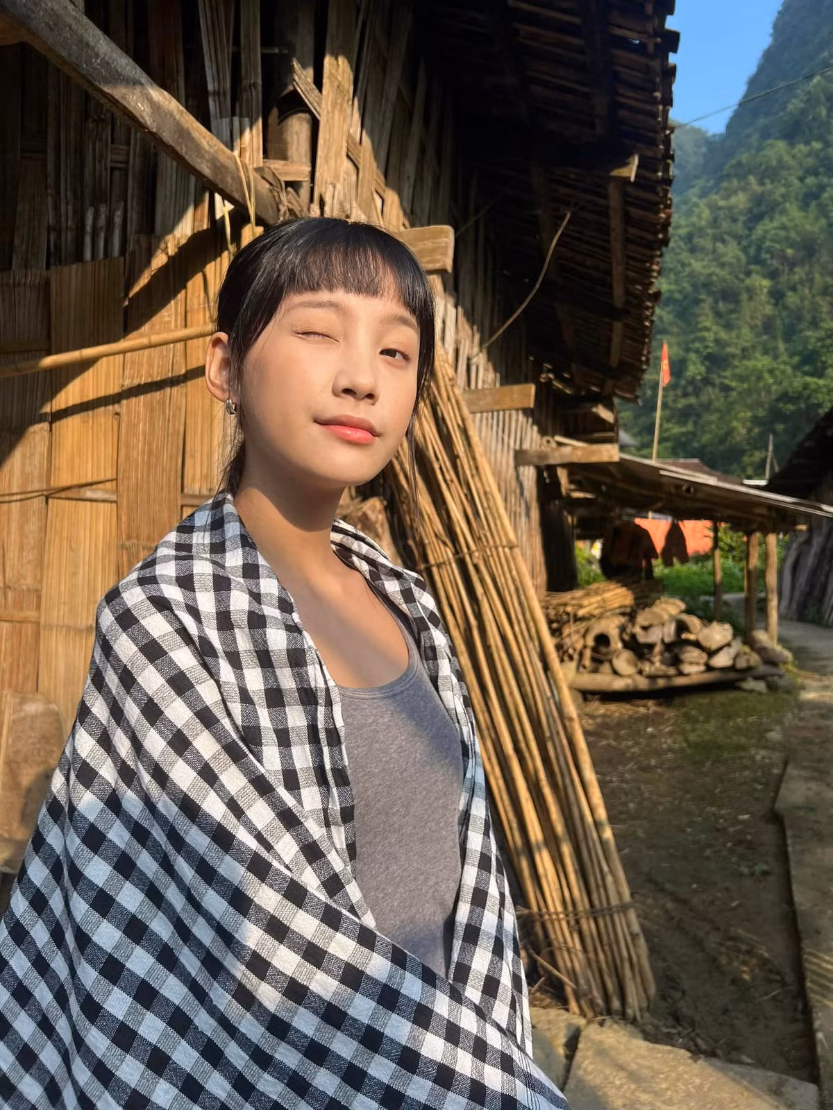 Hiện, Long Vũ và Thu Hà đang là cặp đôi màn ảnh gây chú ý trong bộ phim "Đi giữa trời rực rỡ". Ảnh: FB Thu Hà