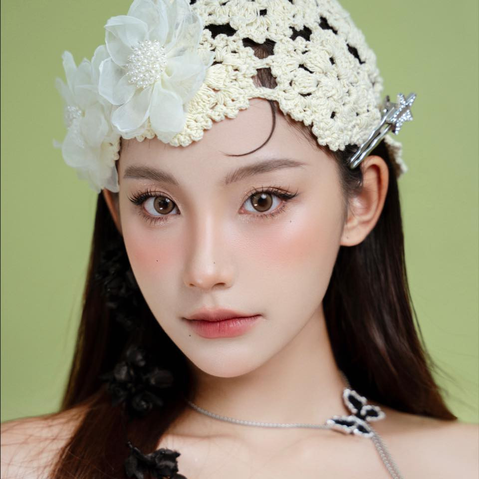 Trước đó, khi khán giả phàn nàn về việc cô thường vênh mặt trước bạn diễn, nữ diễn viên đăng video để giải thích. Người đẹp 22 tuổi cho biết vì chiều cao hạn chế, thấp hơn nhiều so với Long Vũ nên bắt buộc cô phải ngửa cổ khi nói chuyện. Ảnh: FB Thu Hà