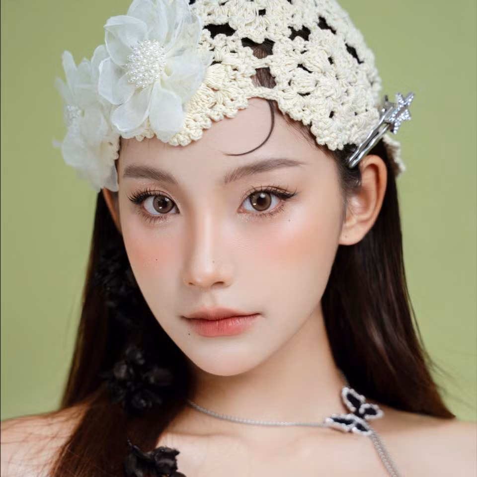 Trước đó, khi khán giả phàn nàn về việc cô thường vênh mặt trước bạn diễn, nữ diễn viên đăng video để giải thích. Người đẹp 22 tuổi cho biết vì chiều cao hạn chế, thấp hơn nhiều so với Long Vũ nên bắt buộc cô phải ngửa cổ khi nói chuyện. Ảnh: FB Thu Hà