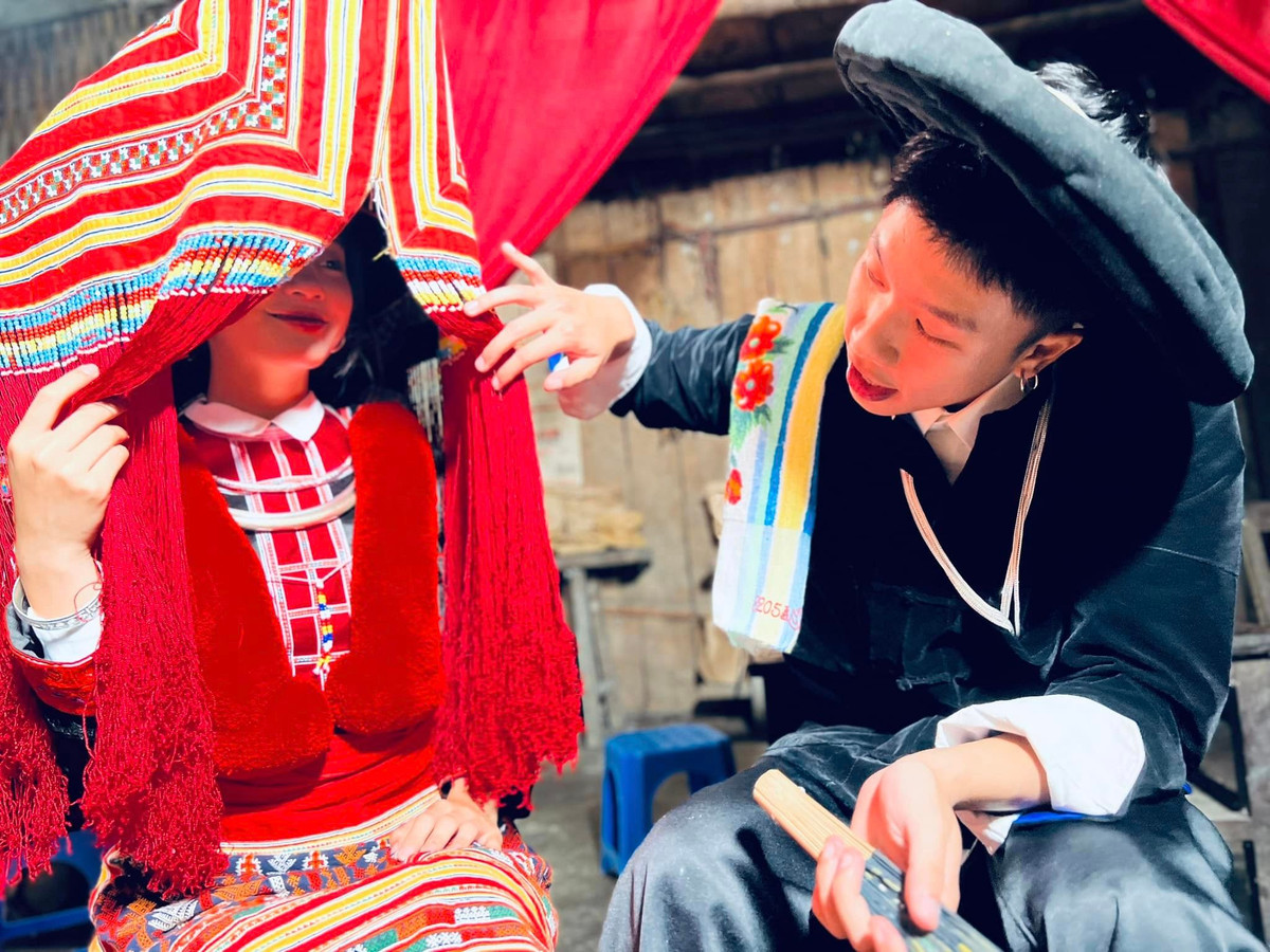 “Thật sự tôi không muốn nói nhiều về chuyện này nhưng có nhiều bạn ghép video sai thực tế để thỏa mãn ước mơ của các bạn. Tôi biết các bạn còn nhỏ nhưng hy vọng các bạn hãy dừng việc này lại. Các bạn đừng lập nick ảo để tên và hình ảnh của tôi hay người yêu tôi rồi đăng những phát ngôn tiêu cực nữa. Tôi thấy rất nhiều những bài viết khiếm nhã. Hy vọng các bạn đặt mình vào vị trí của những người bạn đang tấn công để hiểu việc ấy để lại hậu quả thế nào nhé”, Thu Hà lên tiếng. Ảnh: FB Thu Hà