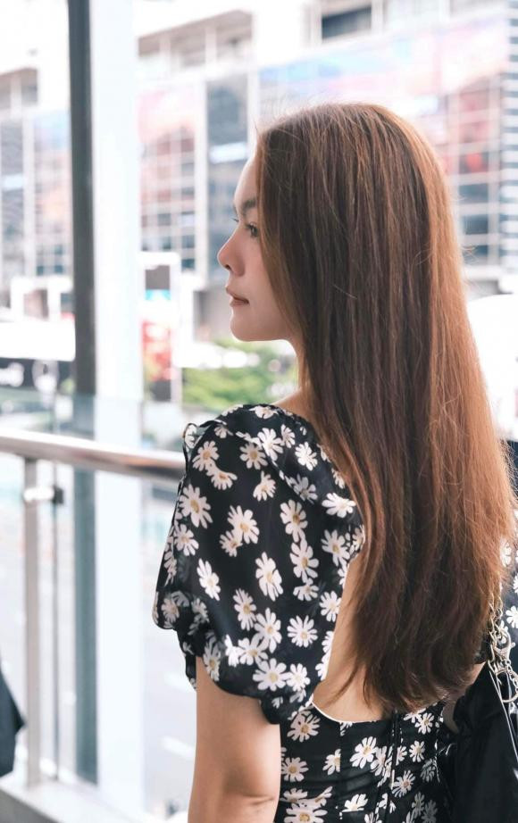 “Việc của hoa là nở. Việc của lá là xanh. Và trái tim còn thở. Đã là một phước lành!”, Phạm Quỳnh Anh động viên bản thân.