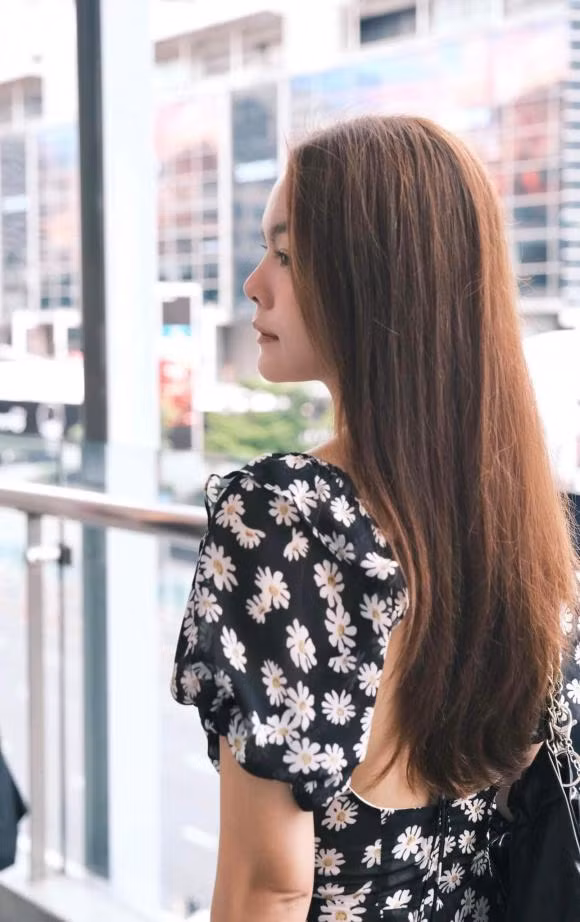 “Việc của hoa là nở. Việc của lá là xanh. Và trái tim còn thở. Đã là một phước lành!”, Phạm Quỳnh Anh động viên bản thân.