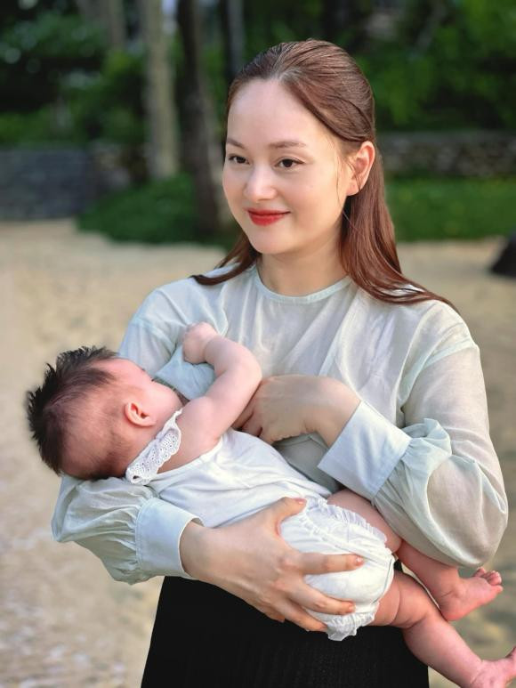Lan Phương đăng ảnh cho con bú.
