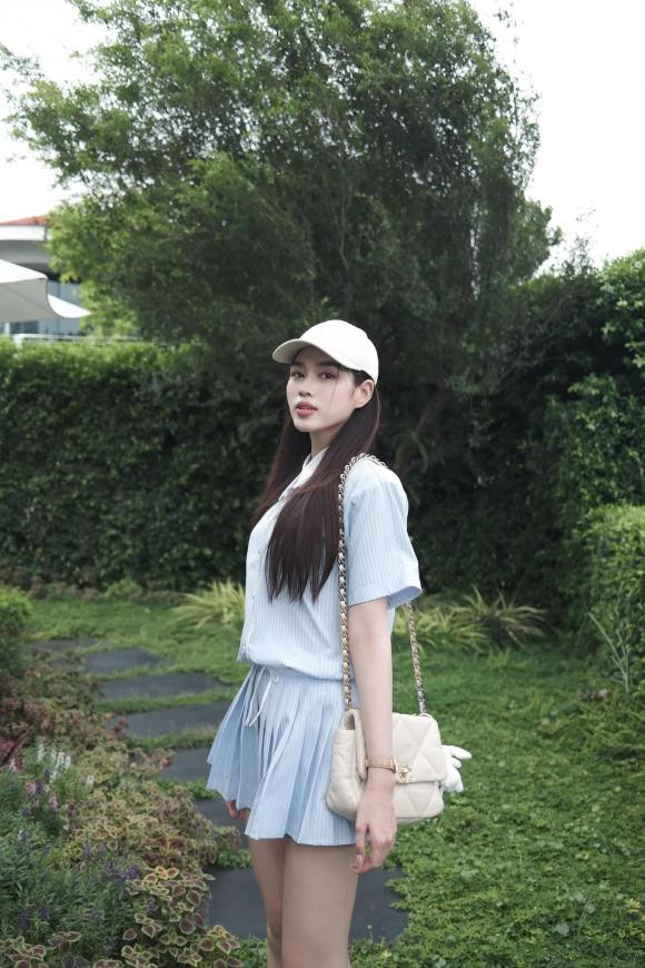 Hoa hậu Đỗ Thị Hà tươi trẻ chào tháng mới.