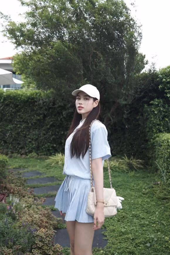 Hoa hậu Đỗ Thị Hà tươi trẻ chào tháng mới.