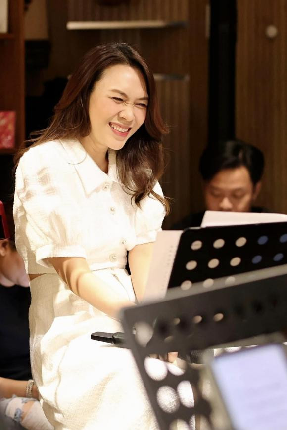 Mỹ Tâm đáng yêu khi tập nhạc: "Chào tháng 7 cùng những cảm xúc thăng hoa và tưng bừng cùng liveshow My Soul 1981 tại Đà Nẵng thân yêu!".