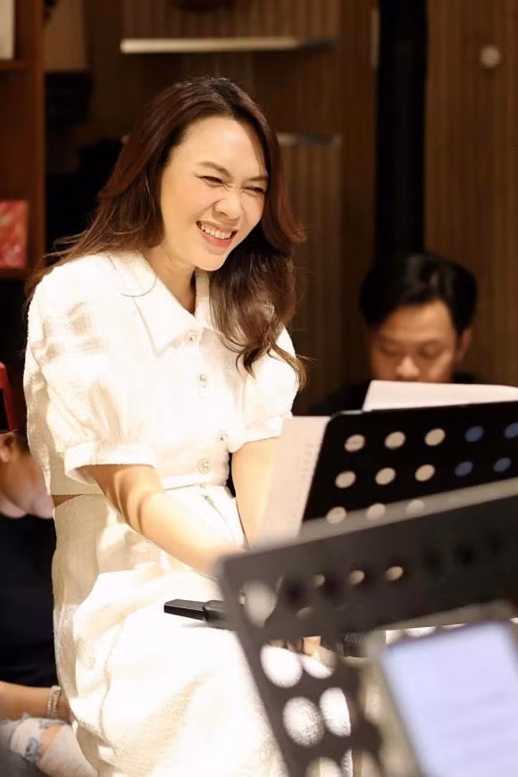 Mỹ Tâm đáng yêu khi tập nhạc: "Chào tháng 7 cùng những cảm xúc thăng hoa và tưng bừng cùng liveshow My Soul 1981 tại Đà Nẵng thân yêu!".