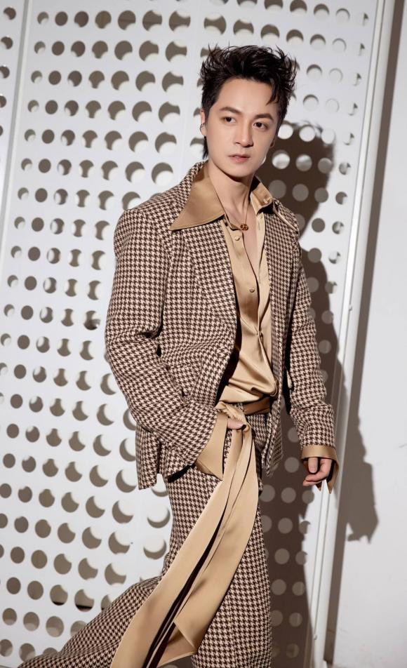 Bà xã Đăng Khôi gia nhập hội nghiện chồng khi thường xuyên đăng ảnh nam ca sĩ lên trang cá nhân.